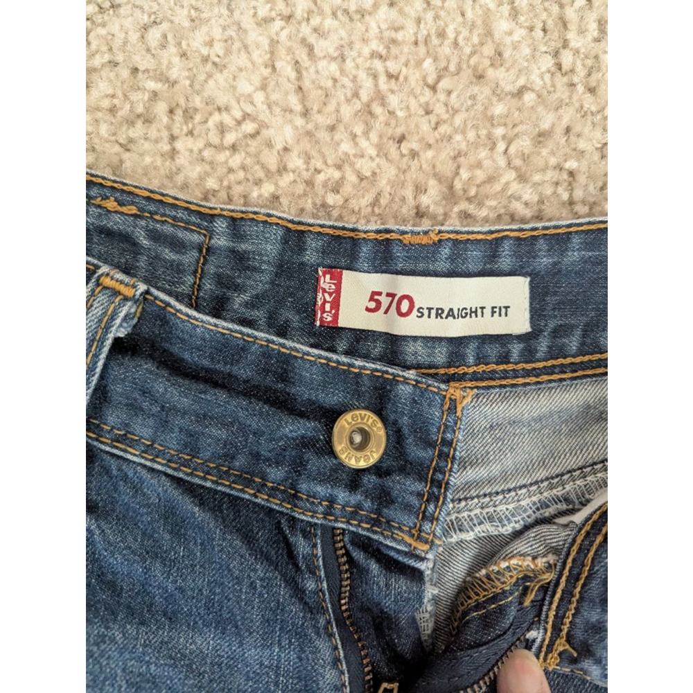 Women's Levi's 570 Denim Shorts S
Levi's 570 straight fit denim shorts - Picture 2 of 9